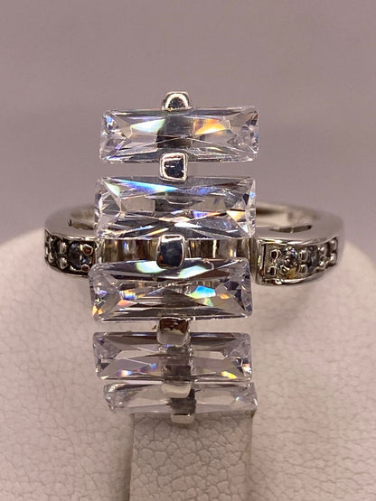 Anillo de Plata Ley 925 con Zirconias Blancas Rectangulares, vista lateral