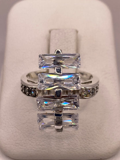 Anillo de Plata Ley 925 con Zirconias Blancas Rectangulares, vista frontal