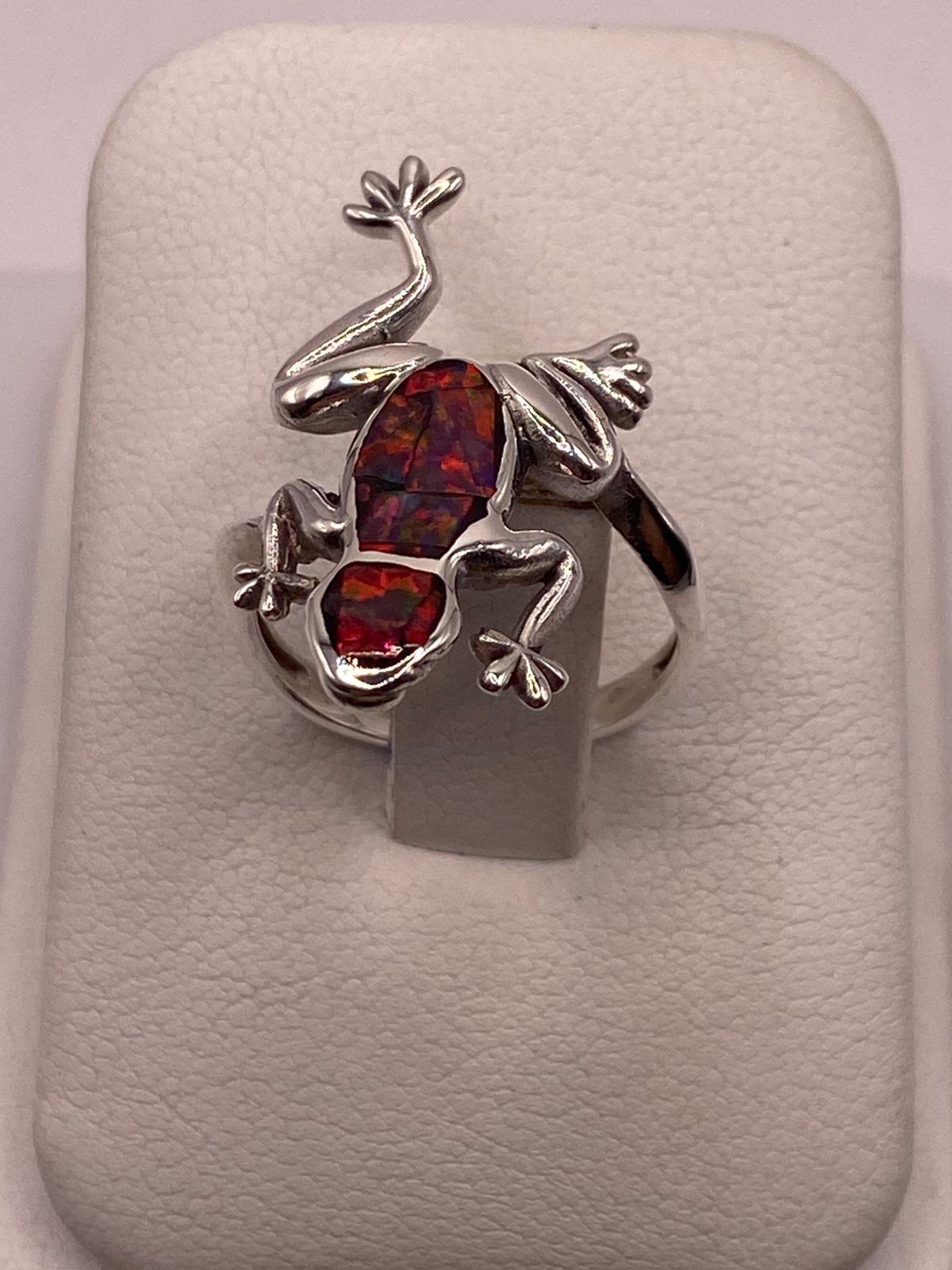 Anillo de Rana en Plata Ley .950 con Ópalo de Fuego, vista de detalle