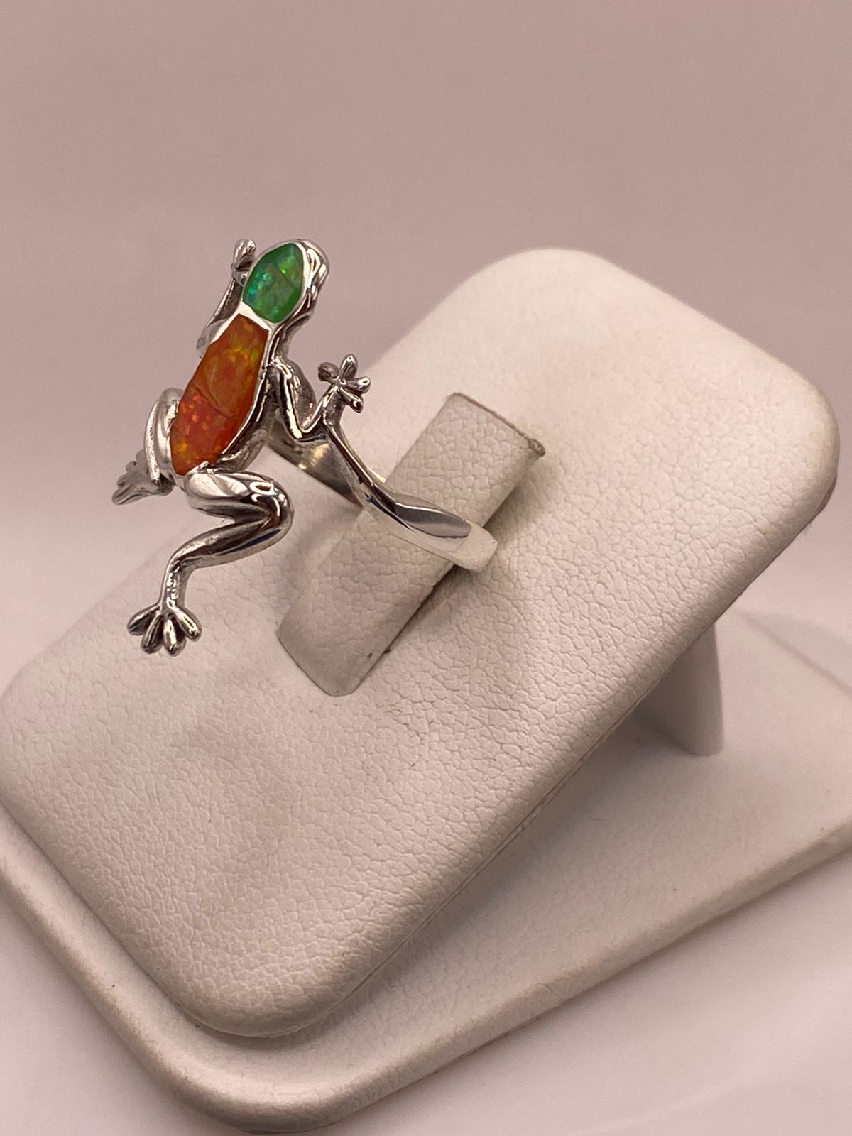 Anillo de Rana de Plata Ley 950 con Ópalo de Fuego, vista frontal
