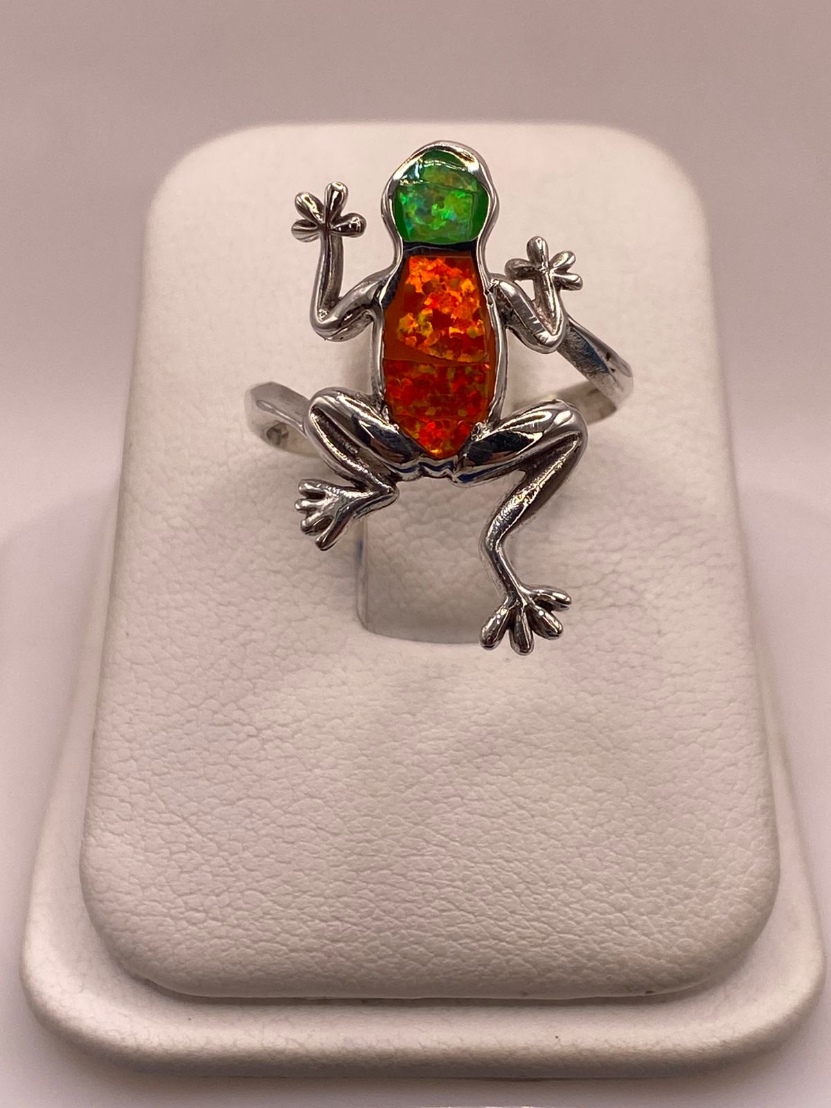 Anillo de Rana de Plata Ley 950 con Ópalo de Fuego, vista de detalle