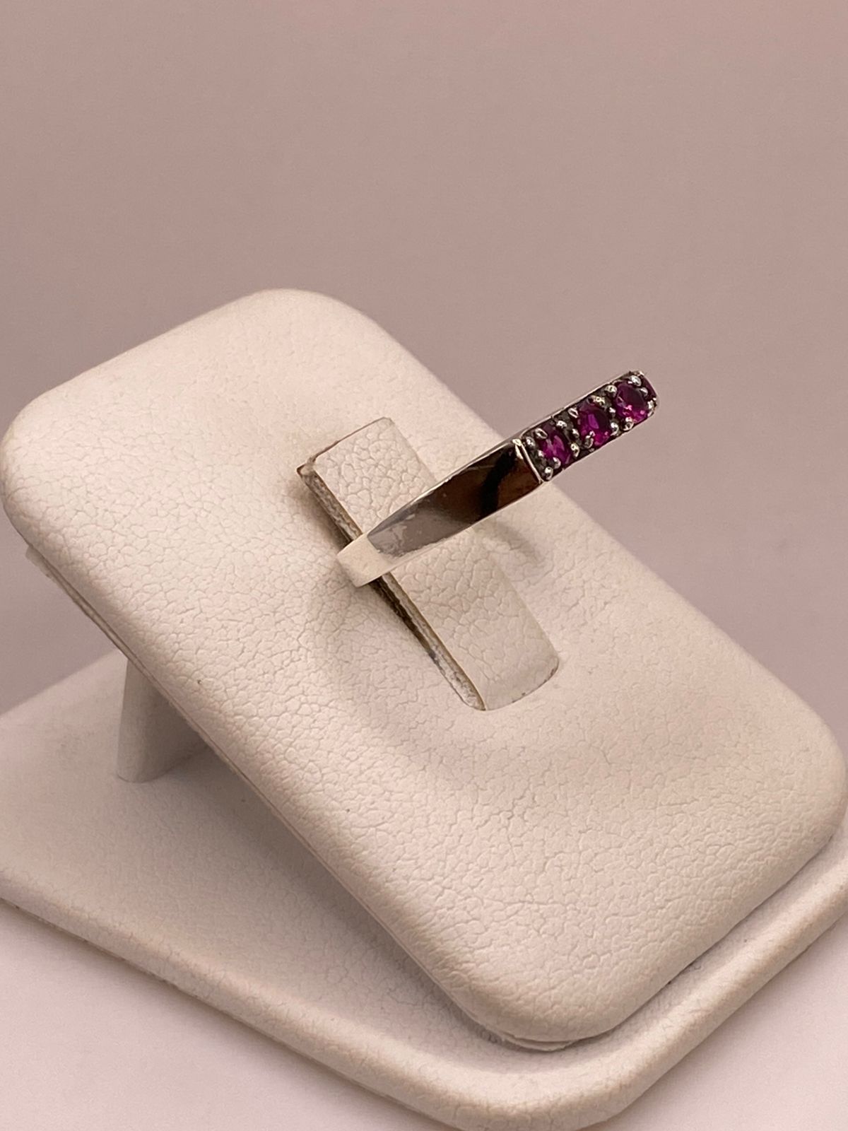 Anillo Recto con Zirconias Fucsia en Plata Ley 925, vista lateral