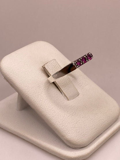 Anillo Recto con Zirconias Fucsia en Plata Ley 925, vista lateral
