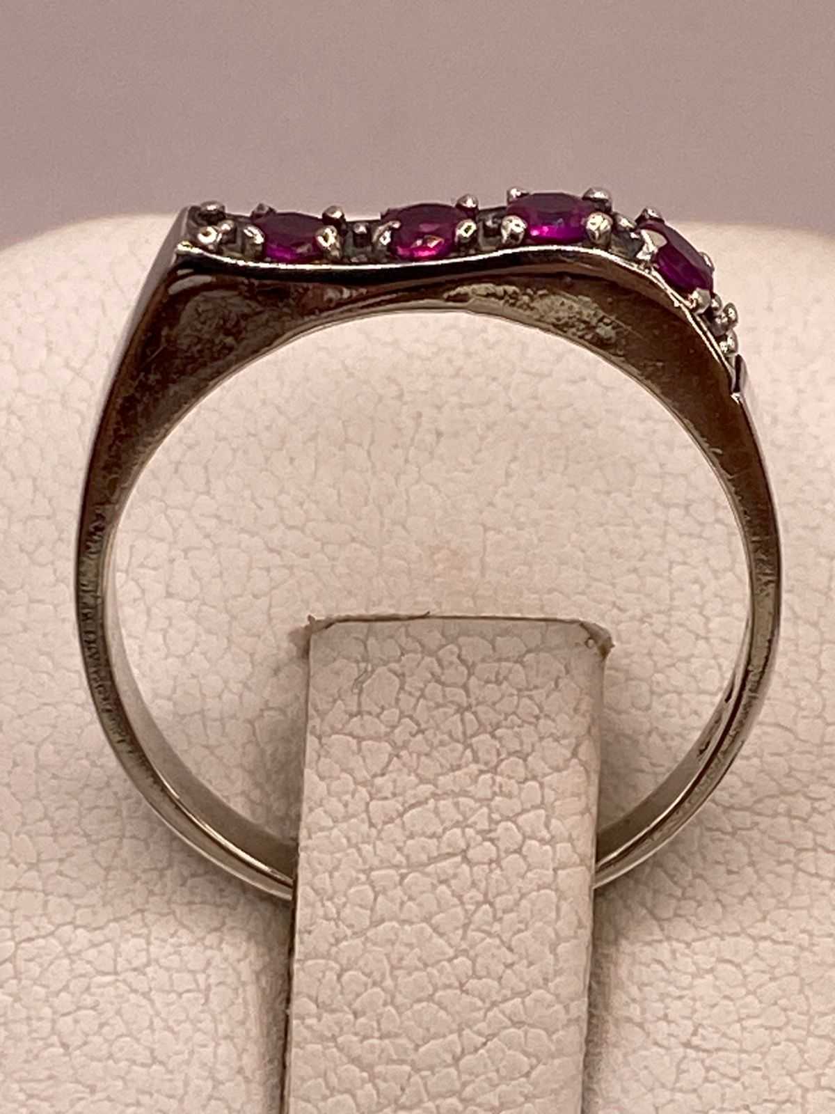 Anillo Recto con Zirconias Fucsia en Plata Ley 925, vista superior