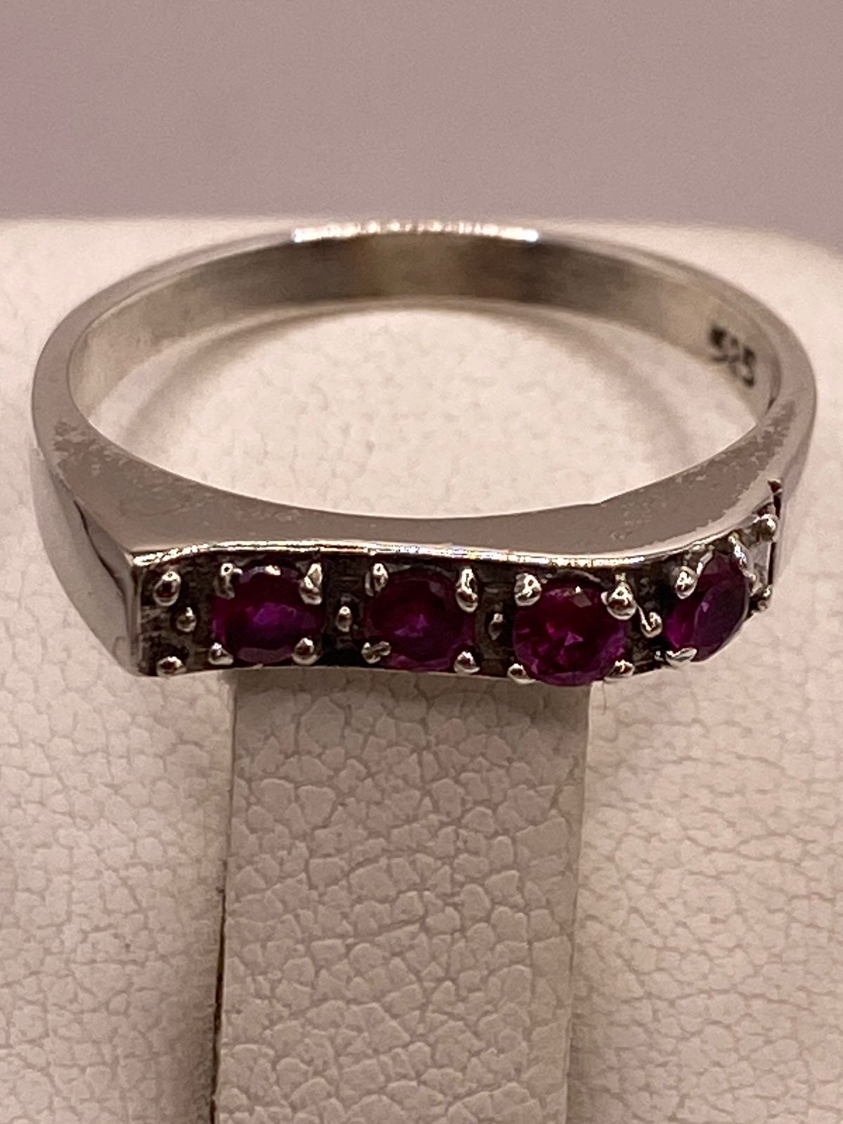 Anillo Recto con Zirconias Fucsia en Plata Ley 925, sello de autenticidad Plata Ley .925