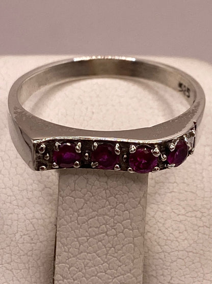 Anillo Recto con Zirconias Fucsia en Plata Ley 925, sello de autenticidad Plata Ley .925