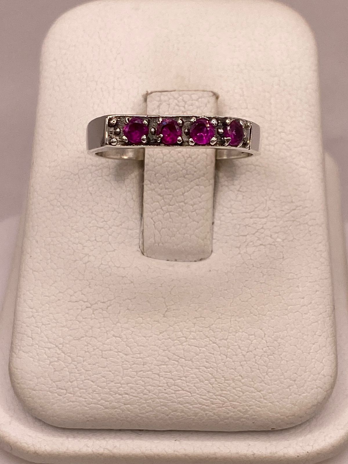 Anillo Recto con Zirconias Fucsia en Plata Ley 925 en báscula mostrando peso