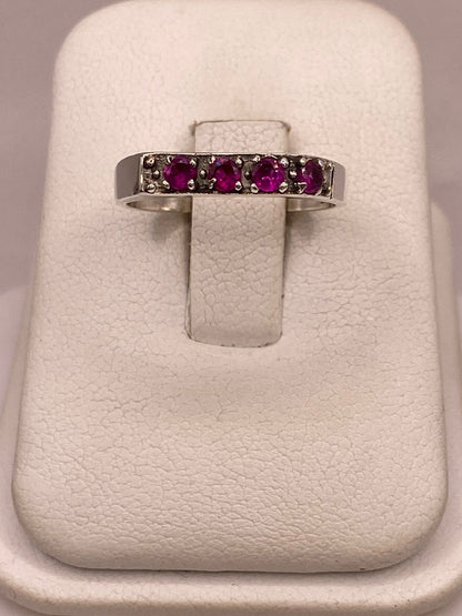 Anillo Recto con Zirconias Fucsia en Plata Ley 925 en báscula mostrando peso