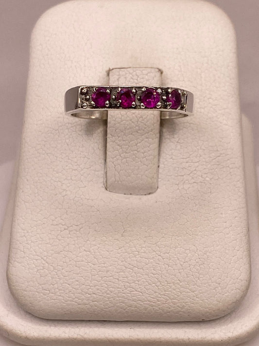 Anillo Recto con Zirconias Fucsia en Plata Ley 925 en báscula mostrando peso