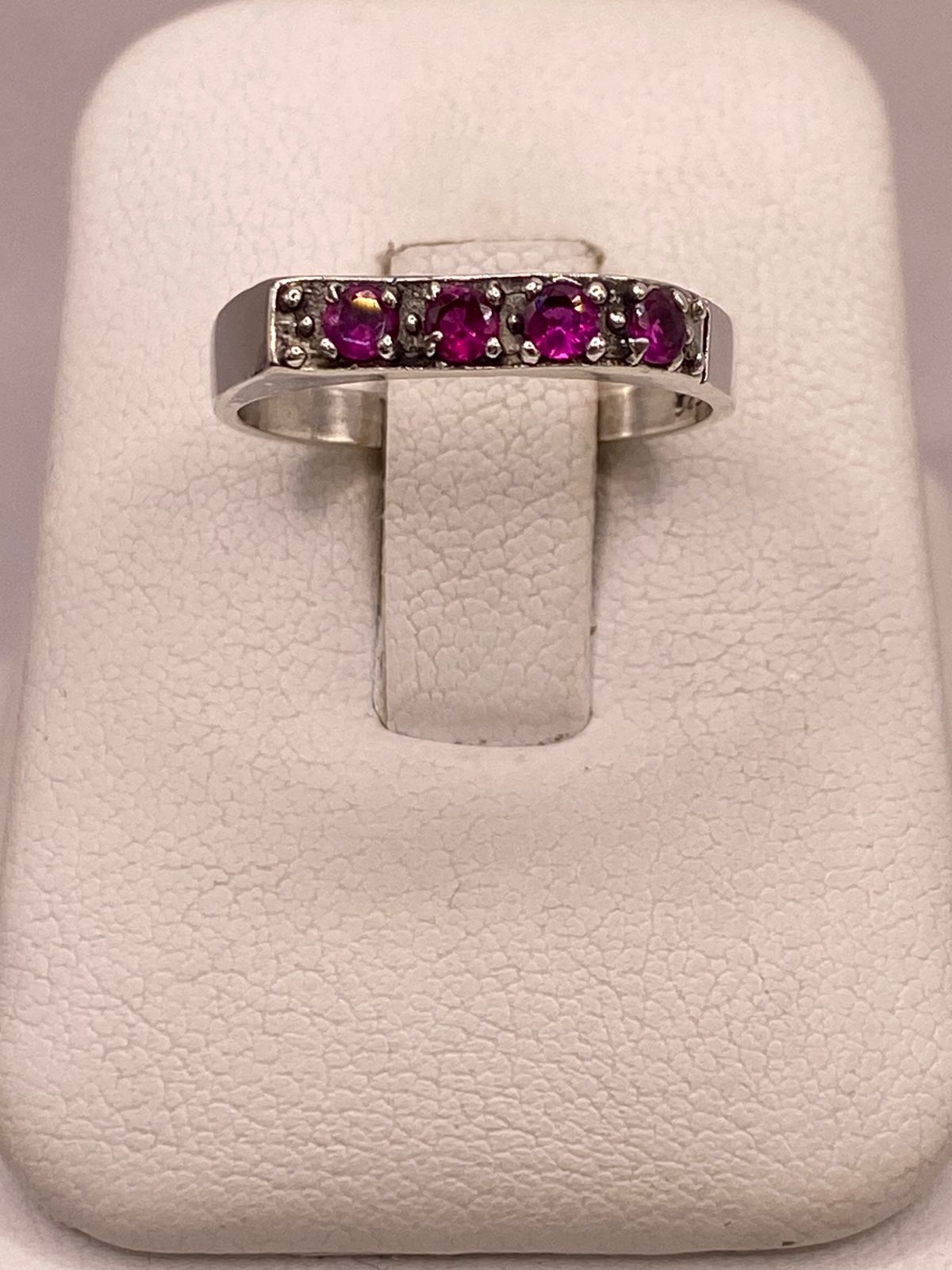 Anillo Recto con Zirconias Fucsia en Plata Ley 925, vista frontal