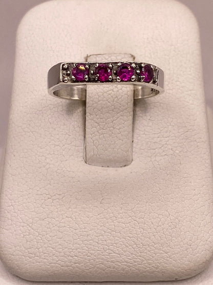 Anillo Recto con Zirconias Fucsia en Plata Ley 925, vista frontal