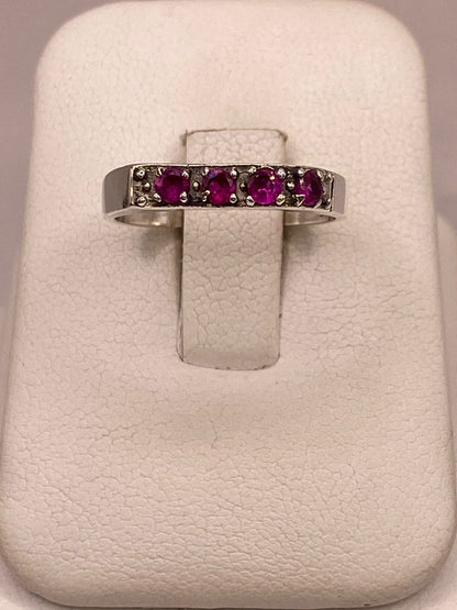 Anillo Recto con Zirconias Fucsia en Plata Ley 925, vista de detalle