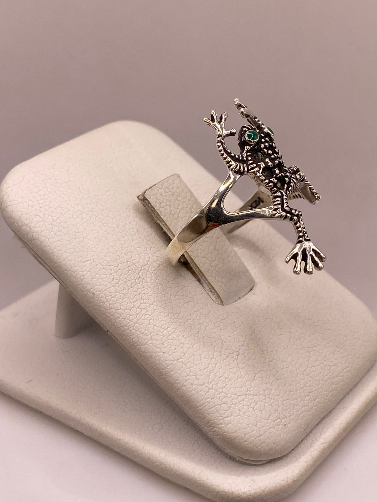 Anillo Sapo Artesanal con Marquesitas en Plata Ley 925, vista frontal