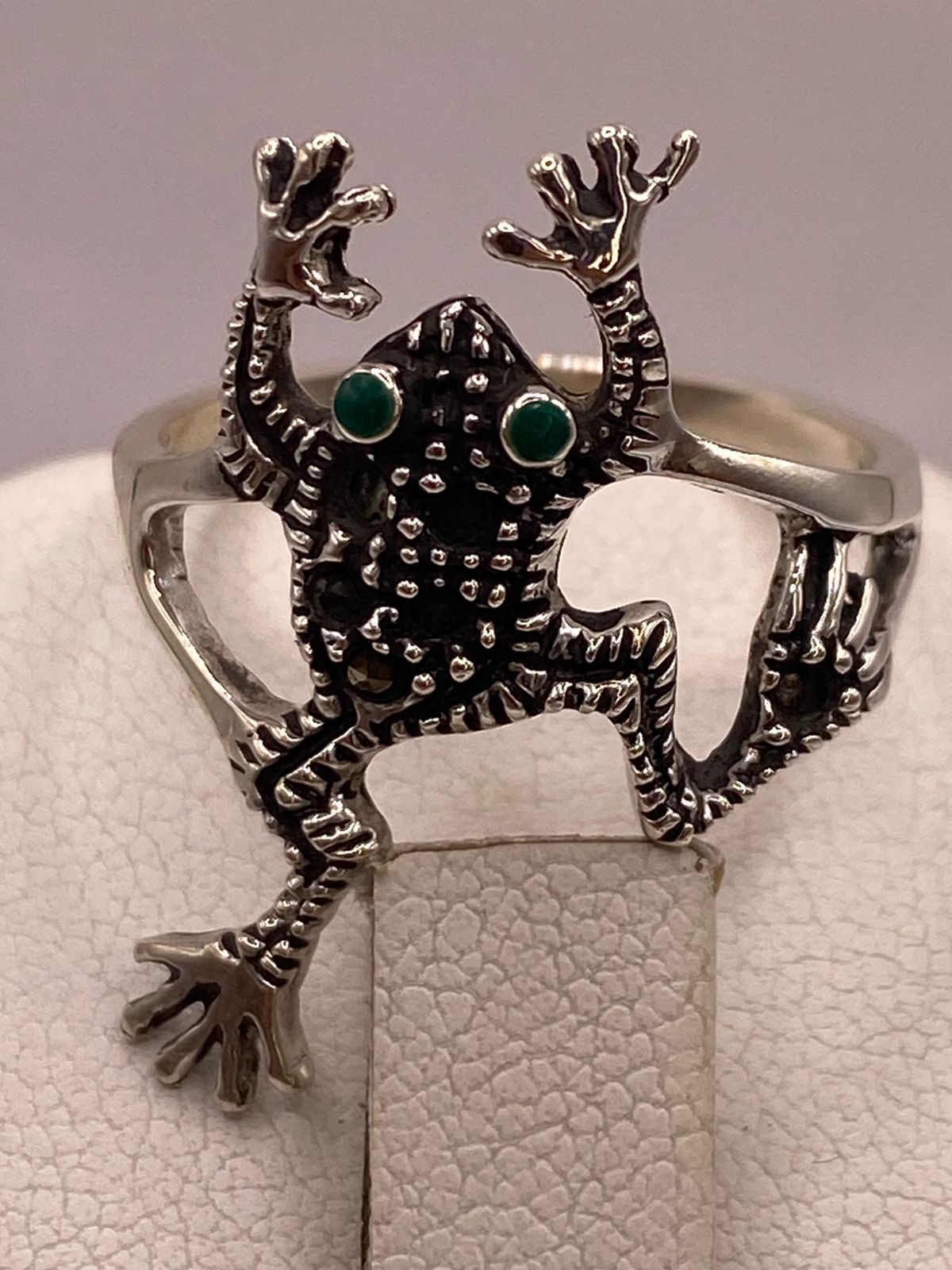 Anillo Sapo Artesanal con Marquesitas en Plata Ley 925, vista lateral