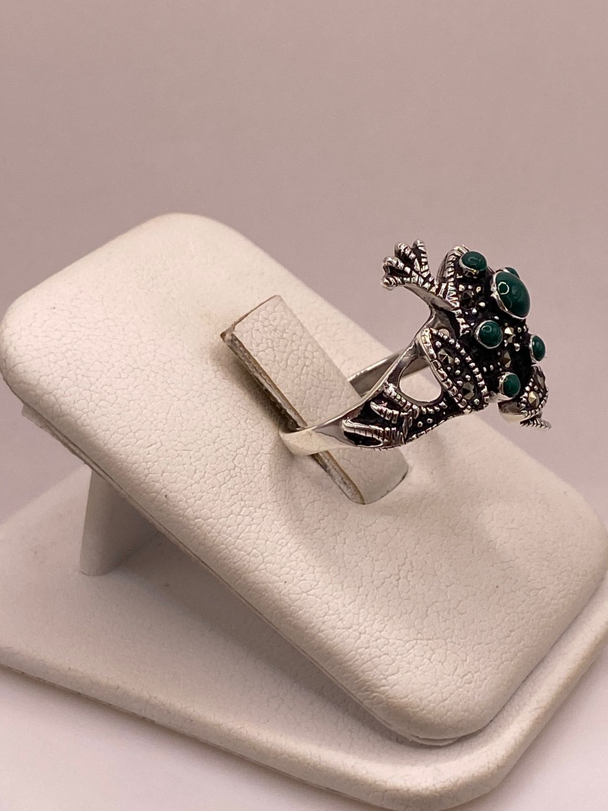 Anillo Sapo Vintage con Marquesitas y Piedras Verdes en Plata Ley 925, vista de detalle
