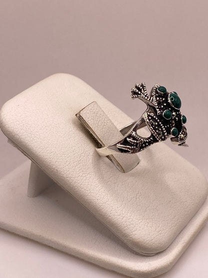 Anillo Sapo Vintage con Marquesitas y Piedras Verdes en Plata Ley 925, vista de detalle