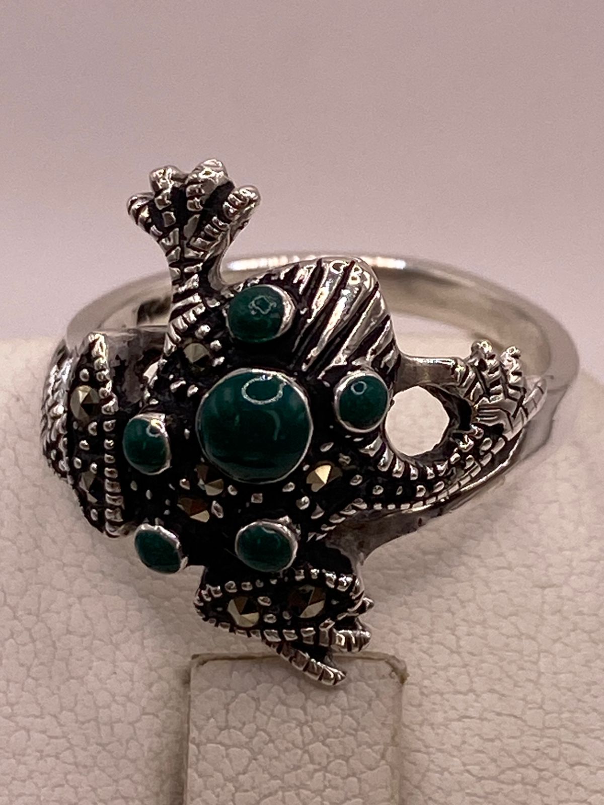Anillo Sapo Vintage con Marquesitas y Piedras Verdes en Plata Ley 925