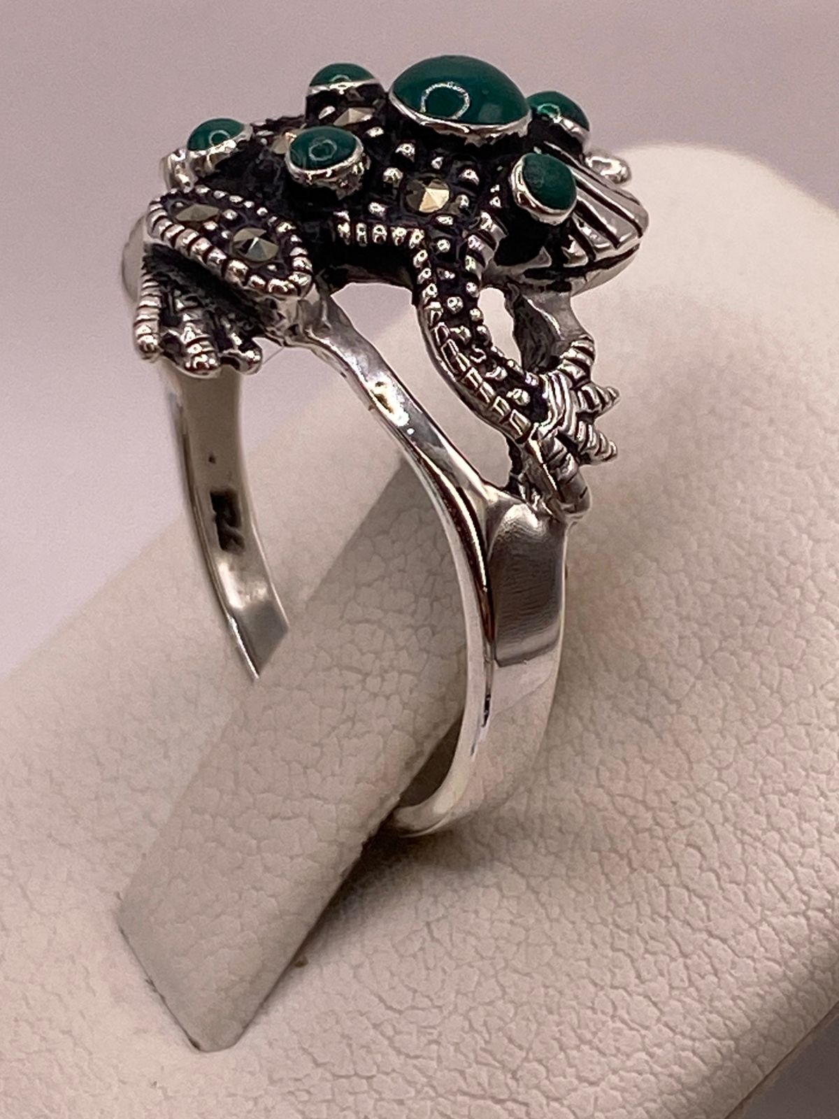 Anillo Sapo Vintage con Marquesitas y Piedras Verdes en Plata Ley 925, sello de autenticidad Plata Ley .925