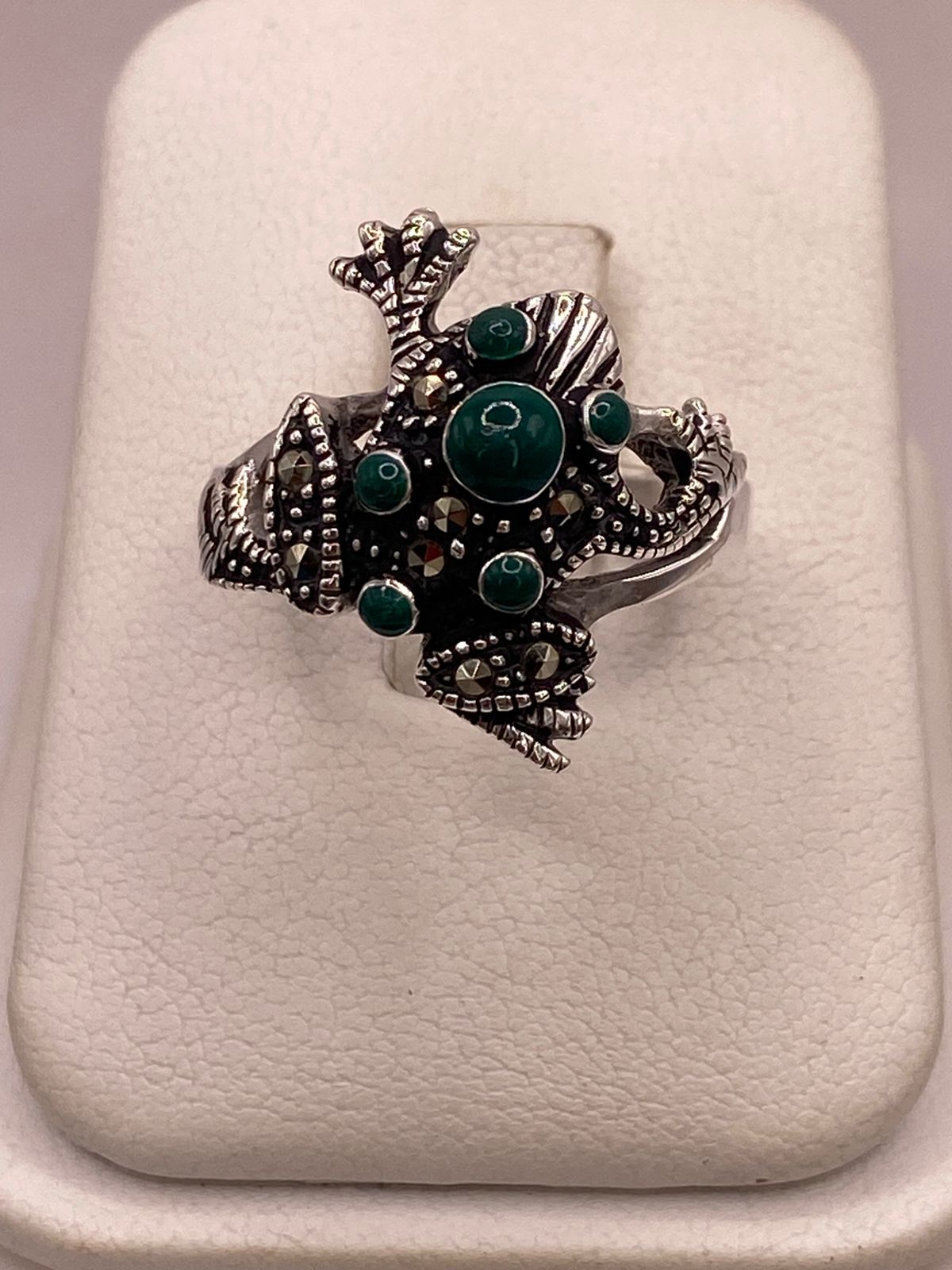 Anillo Sapo Vintage con Marquesitas y Piedras Verdes en Plata Ley 925, vista frontal
