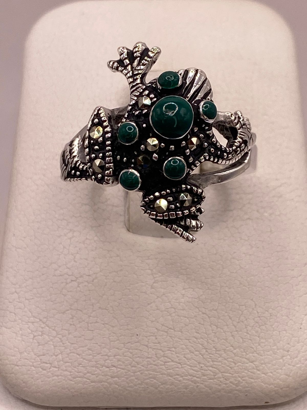 Anillo Sapo Vintage con Marquesitas y Piedras Verdes en Plata Ley 925, vista superior