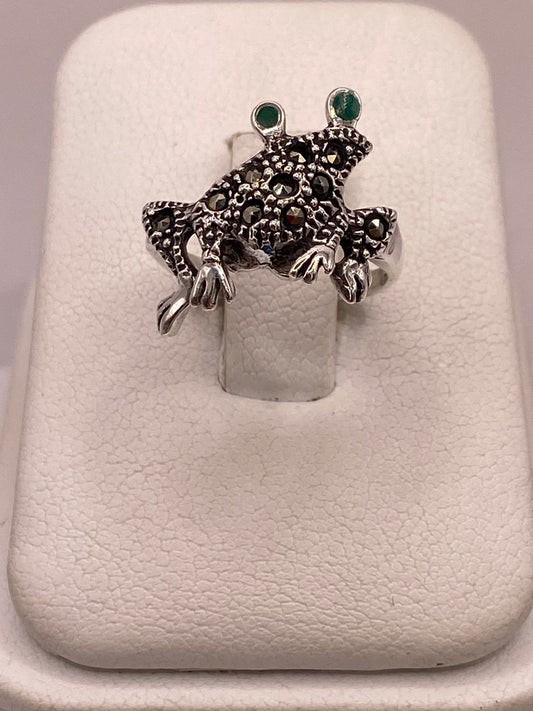 Anillo Sapo Vintage con Marquesitas en Plata Ley 925 en báscula mostrando peso