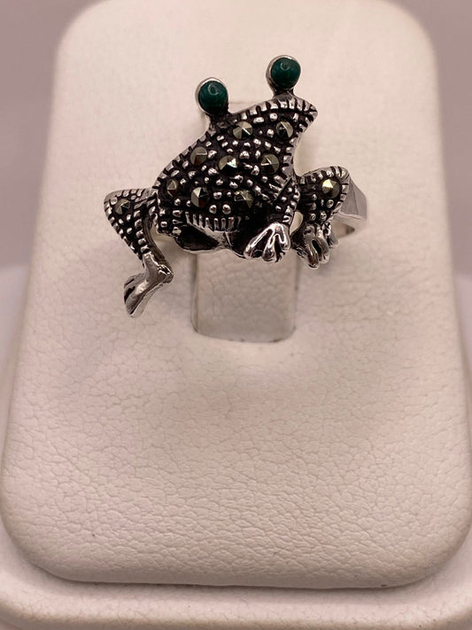 Anillo Sapo Vintage con Marquesitas en Plata Ley 925 en báscula mostrando peso