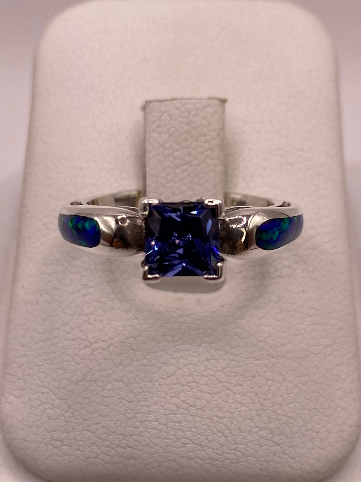 Anillo Soliratio de Plata Ley 950 con Ópalo de Fuego y Zirconia, vista frontal