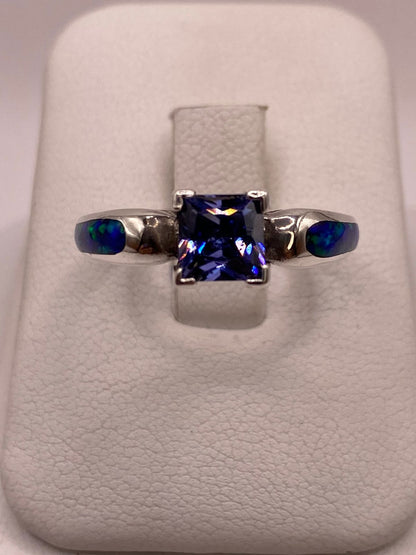 Anillo Soliratio de Plata Ley 950 con Ópalo de Fuego y Zirconia en báscula mostrando peso