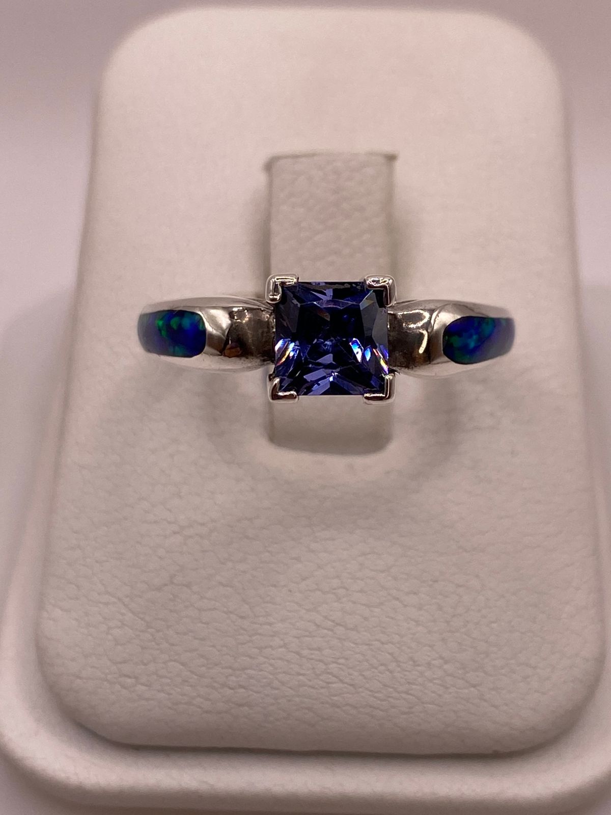 Anillo Soliratio de Plata Ley 950 con Ópalo de Fuego y Zirconia, vista de detalle