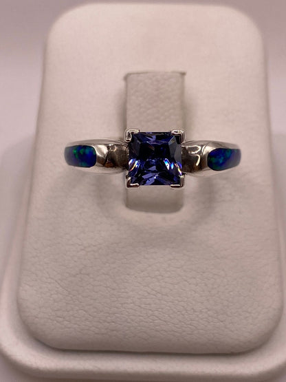Anillo Soliratio de Plata Ley 950 con Ópalo de Fuego y Zirconia, vista de detalle