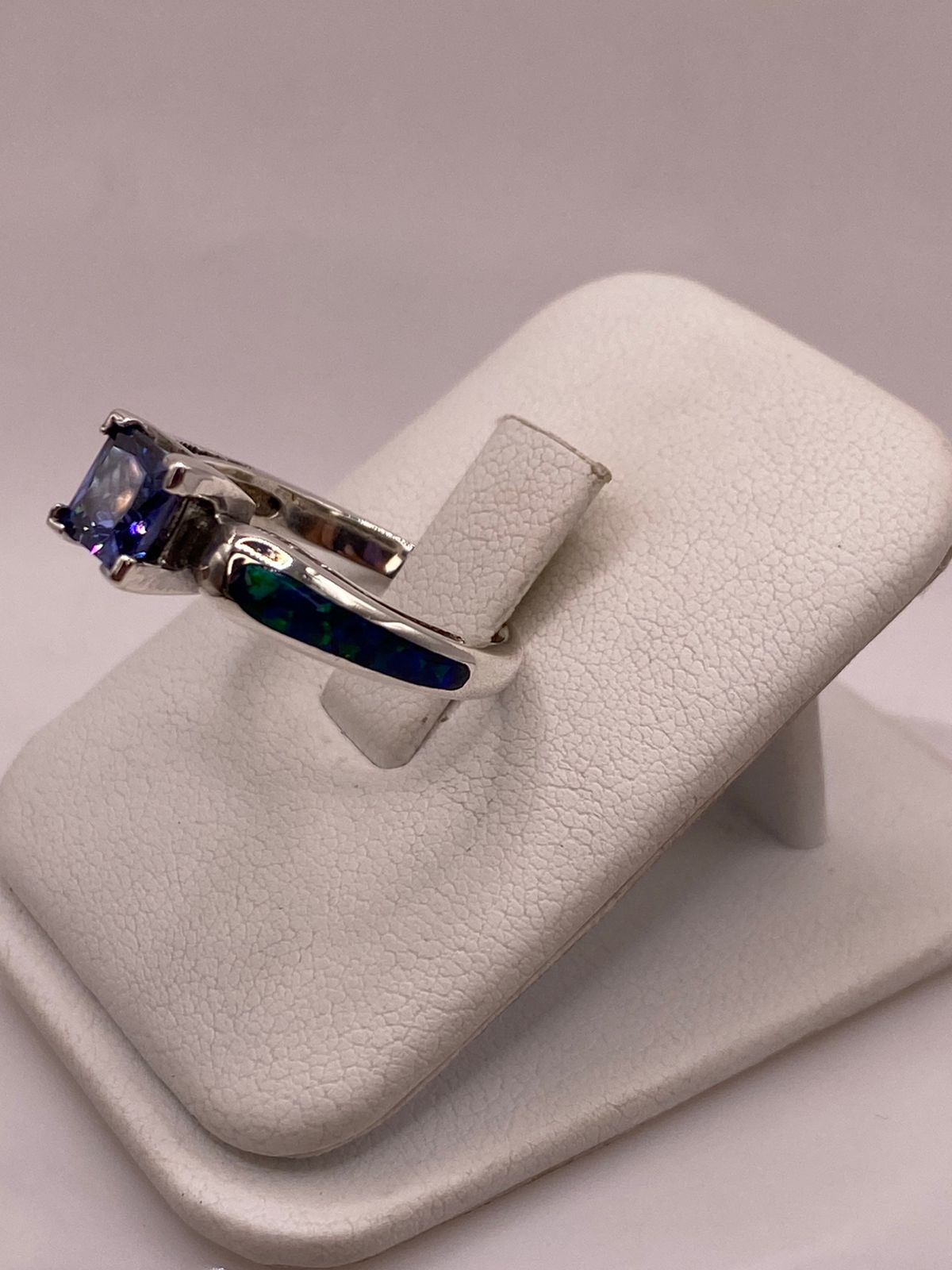 Anillo Soliratio de Plata Ley 950 con Ópalo de Fuego y Zirconia, vista lateral