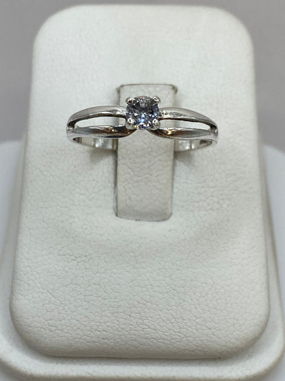 Anillo Solitario Abierto con Zirconia Blanca en Plata Ley 925, vista de detalle