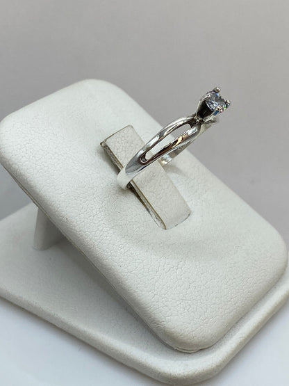 Anillo Solitario Abierto con Zirconia Blanca en Plata Ley 925, vista lateral