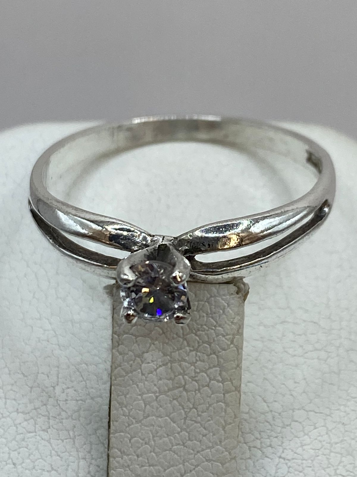 Anillo Solitario Abierto con Zirconia Blanca en Plata Ley 925, sello de autenticidad Plata Ley .925