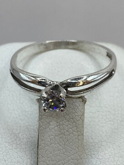 Anillo Solitario Abierto con Zirconia Blanca en Plata Ley 925, sello de autenticidad Plata Ley .925