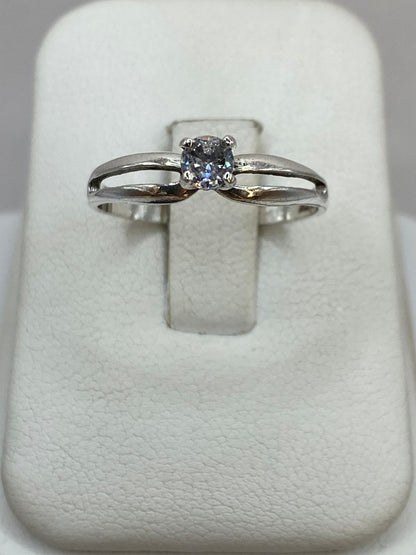Anillo Solitario Abierto con Zirconia Blanca en Plata Ley 925, vista frontal