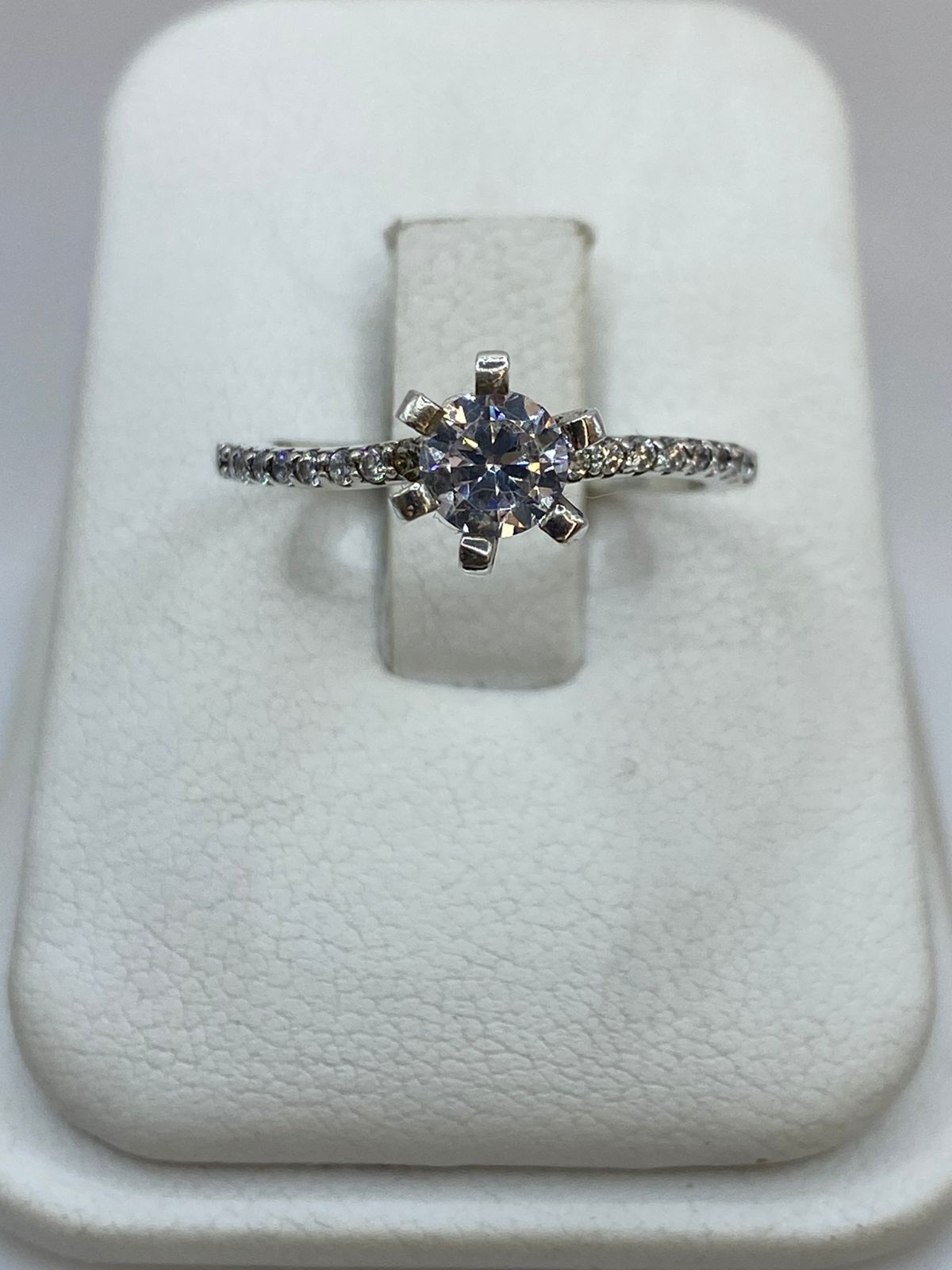 Anillo Solitario Clásico con Zirconia en Plata 925, vista de detalle