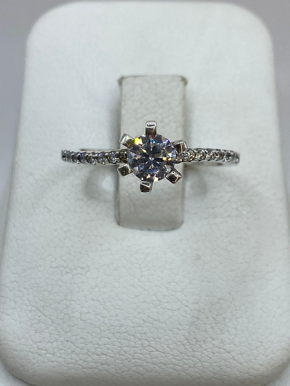 Anillo Solitario Clásico con Zirconia en Plata 925, vista posterior