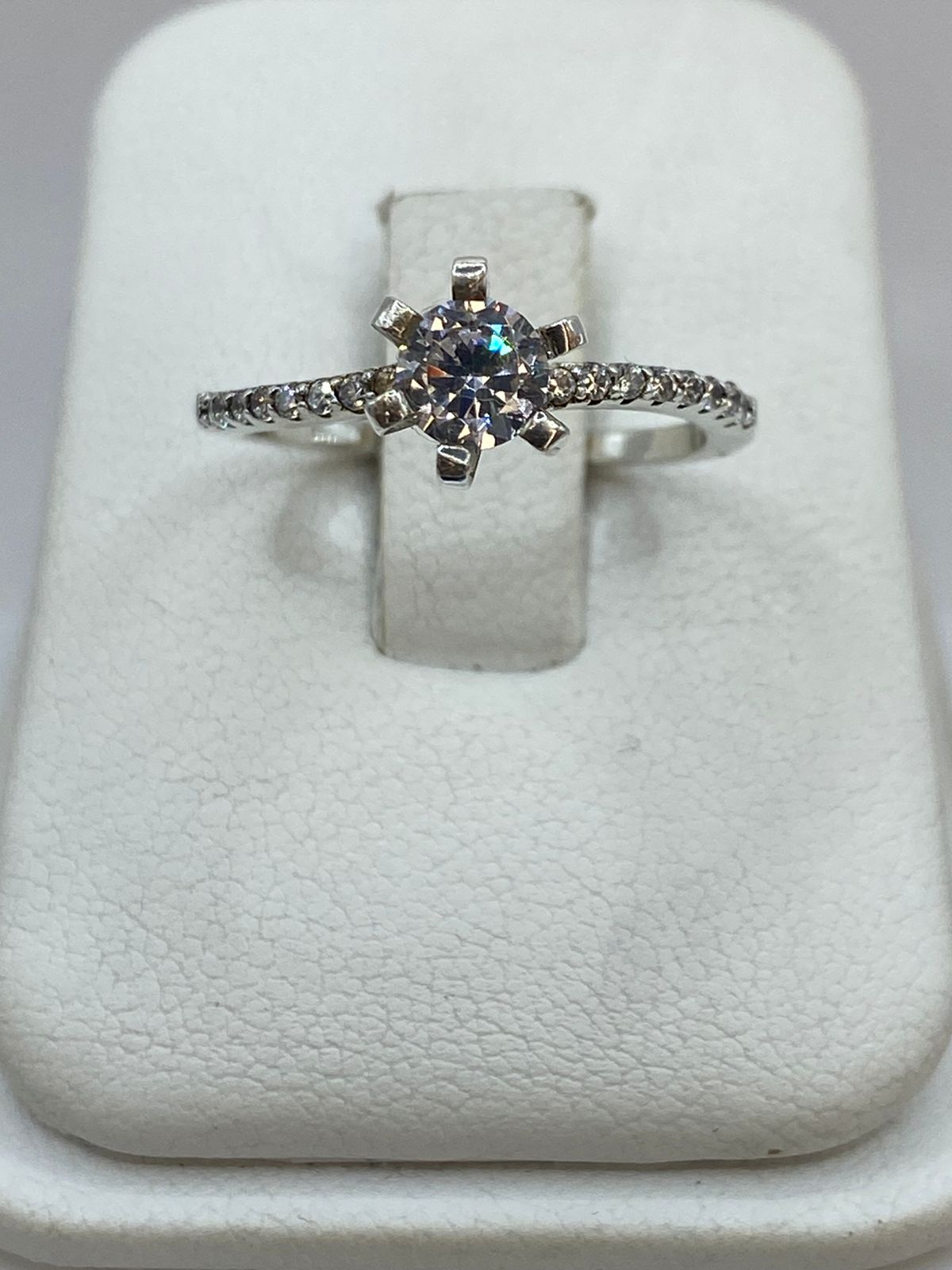 Anillo Solitario Clásico con Zirconia en Plata 925, vista frontal