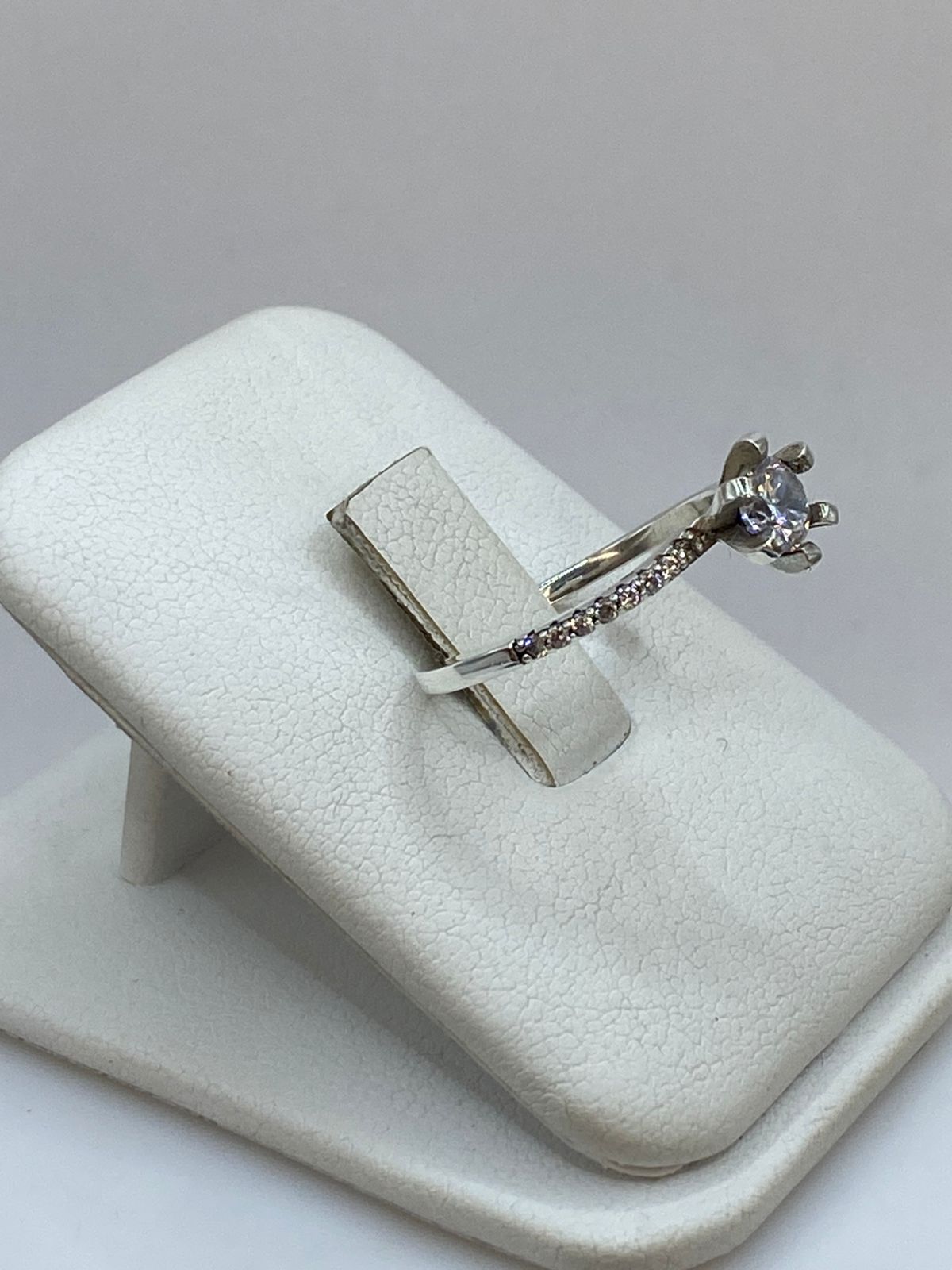 Anillo Solitario Clásico con Zirconia en Plata 925, vista lateral