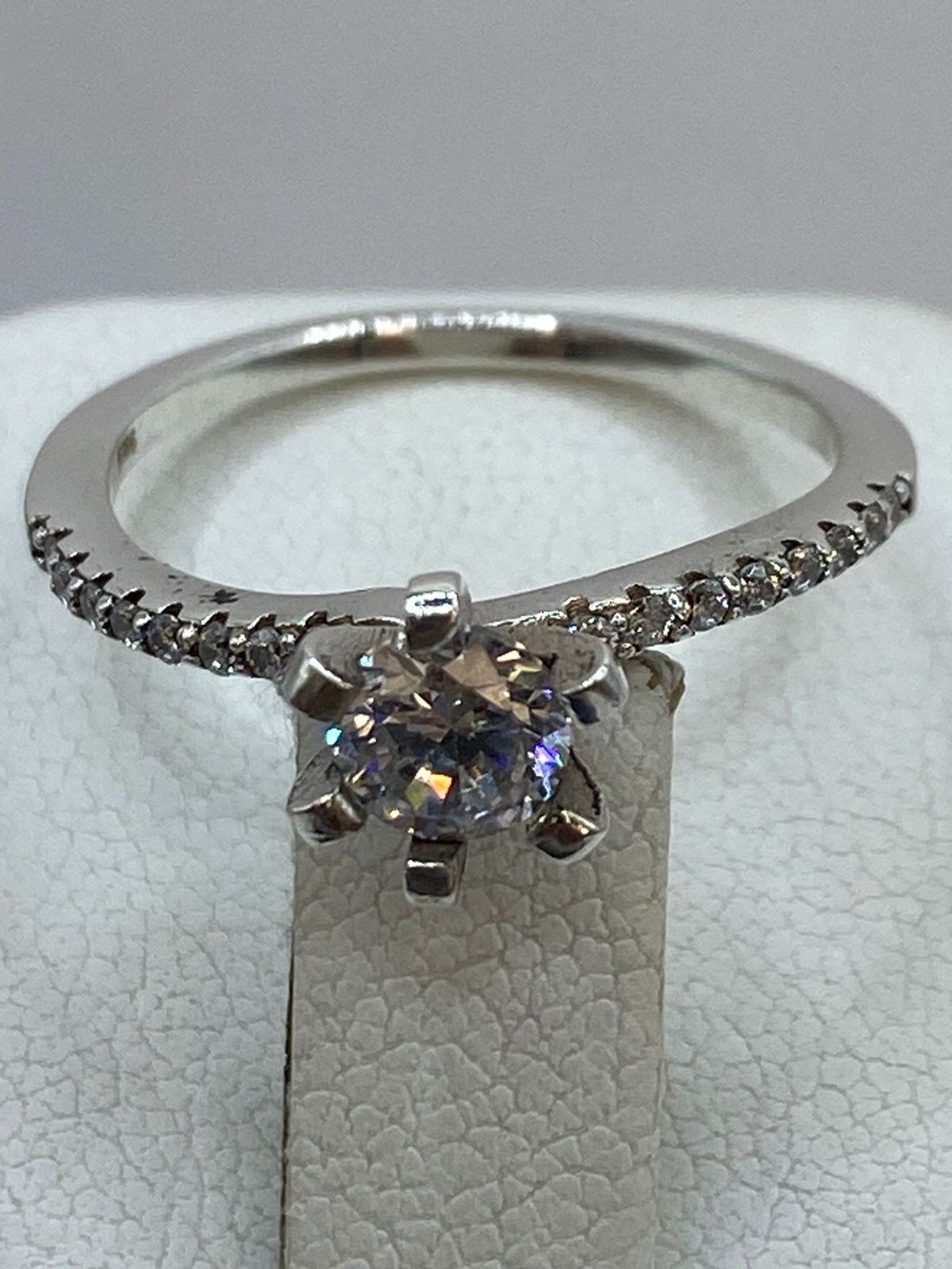Anillo Solitario Clásico con Zirconia en Plata 925, sello de autenticidad Plata Ley .925