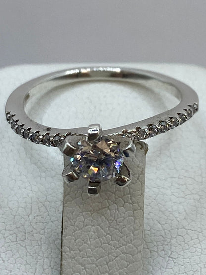 Anillo Solitario Clásico con Zirconia en Plata 925, sello de autenticidad Plata Ley .925