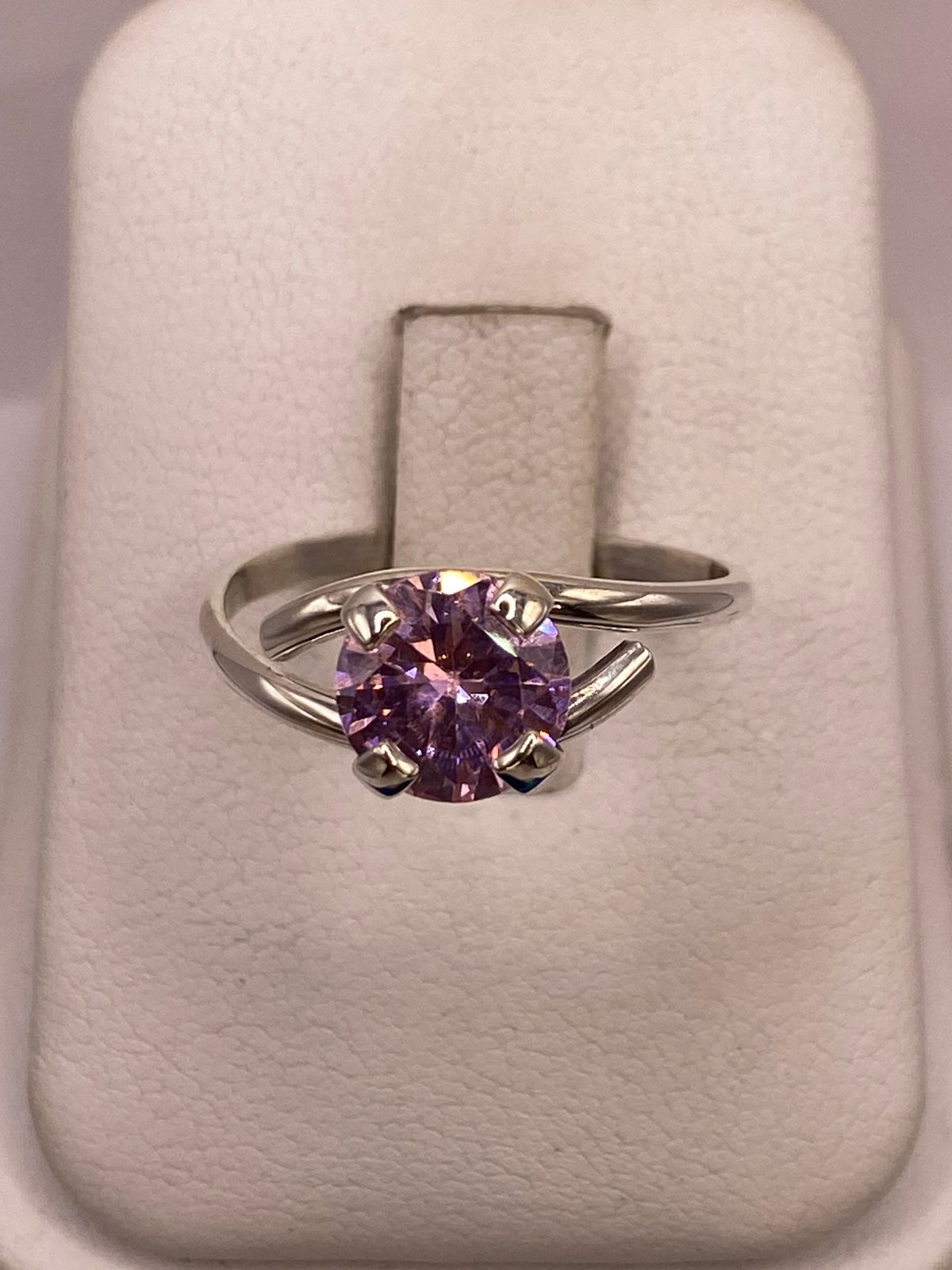 Anillo Solitario Cruzado de Plata Ley 925 con Zirconia Rosa, vista superior