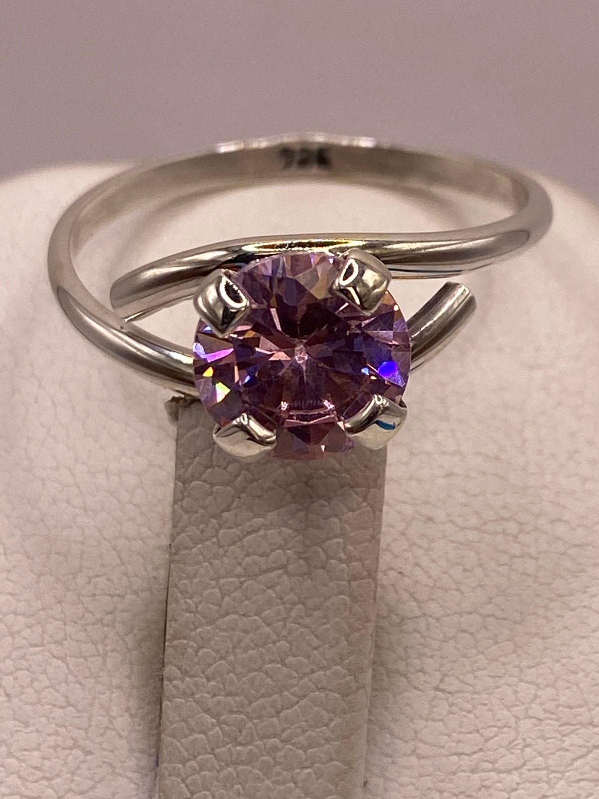 Anillo Solitario Cruzado de Plata Ley 925 con Zirconia Rosa, sello de autenticidad Plata Ley .925