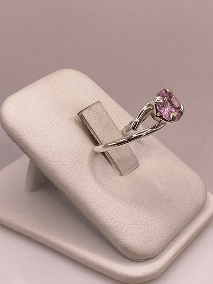 Anillo Solitario Cruzado de Plata Ley 925 con Zirconia Rosa, vista lateral