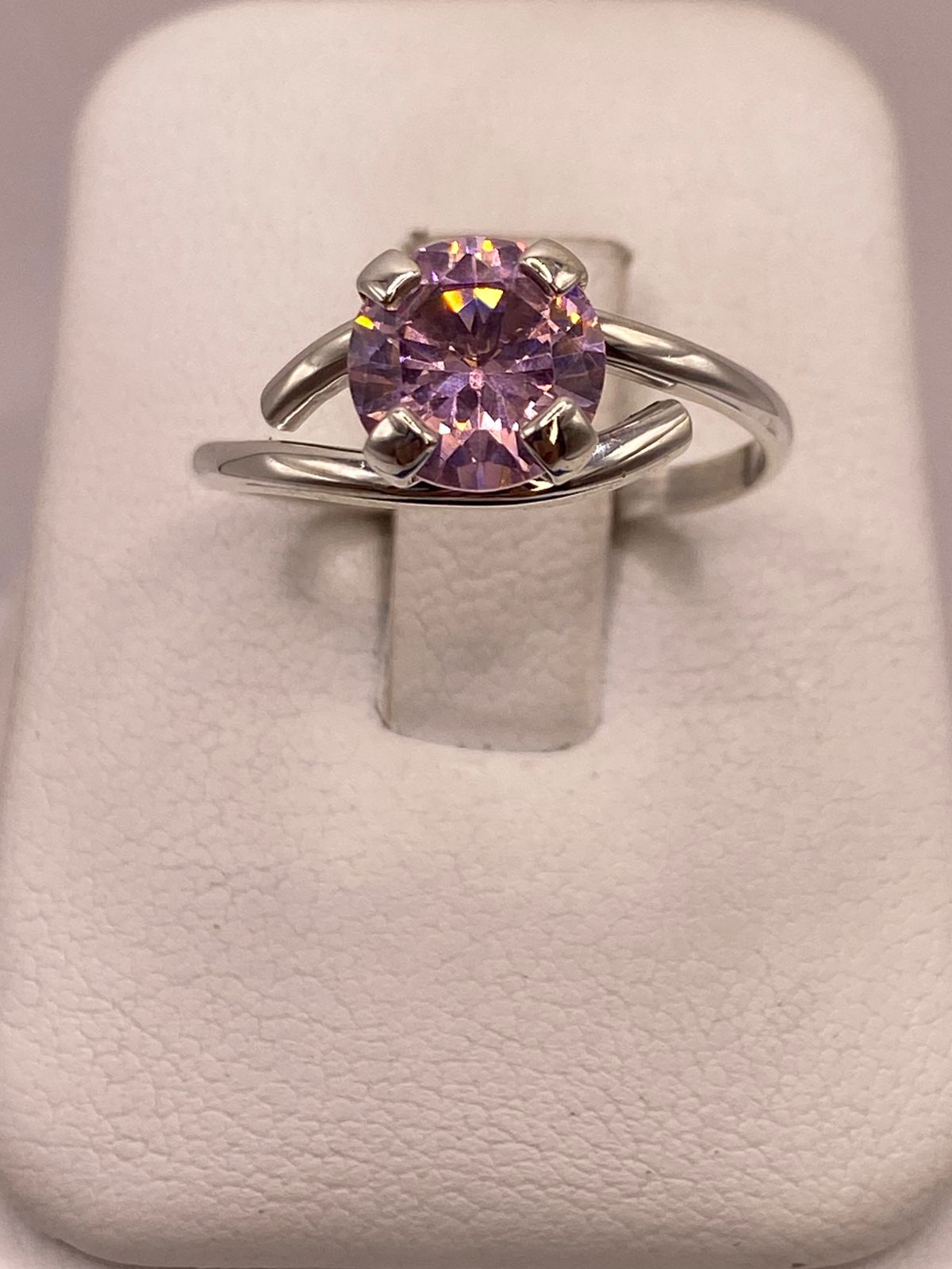 Anillo Solitario Cruzado de Plata Ley 925 con Zirconia Rosa en báscula mostrando peso