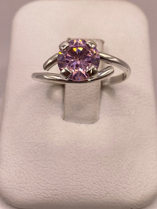 Anillo Solitario Cruzado de Plata Ley 925 con Zirconia Rosa en báscula mostrando peso