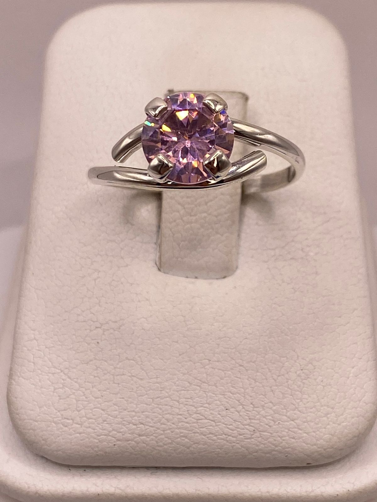 Anillo Solitario Cruzado de Plata Ley 925 con Zirconia Rosa, vista frontal