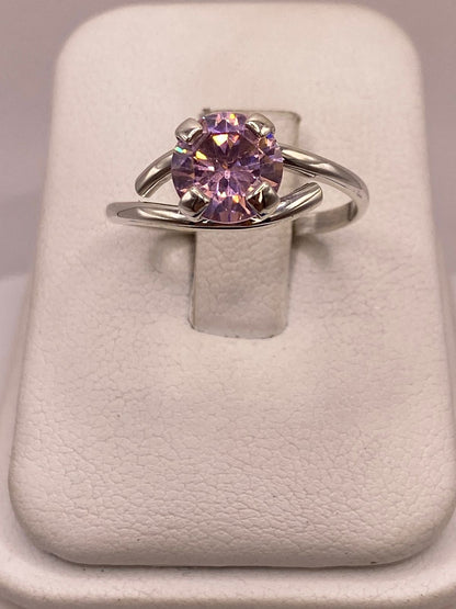 Anillo Solitario Cruzado de Plata Ley 925 con Zirconia Rosa, vista frontal
