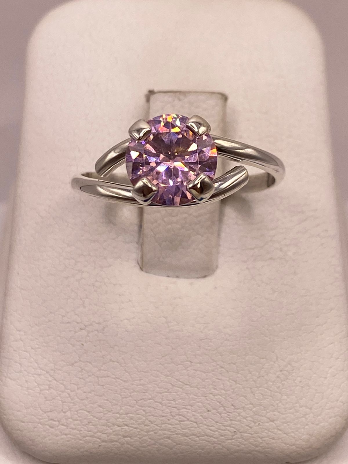 Anillo Solitario Cruzado de Plata Ley 925 con Zirconia Rosa, vista de detalle